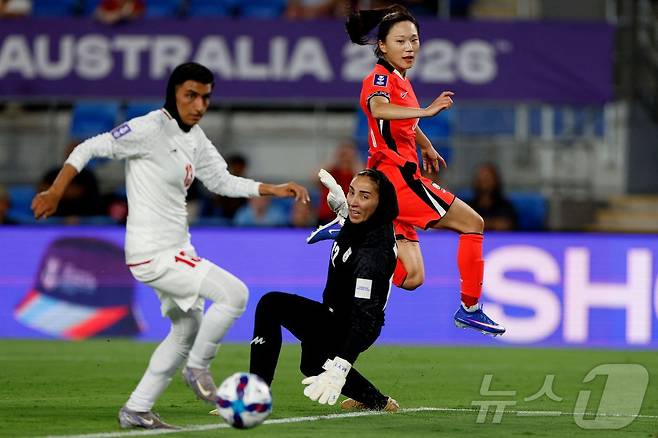 한국 여자축구, 아시안컵 첫 경기서 '전쟁통' 이란 3-0 완파