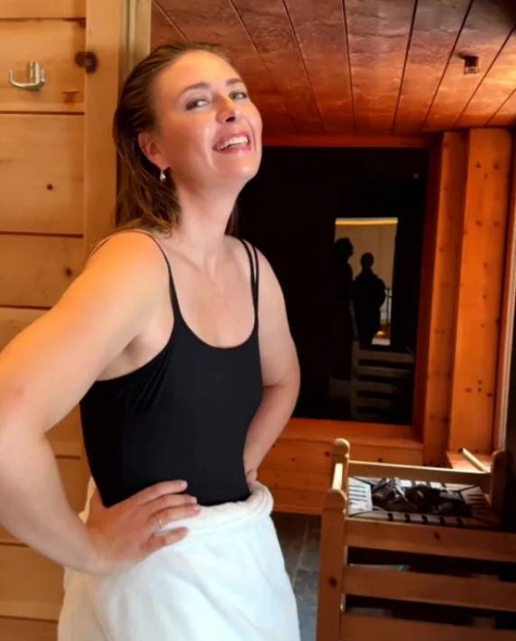 '눈 둘 곳 없네' 샤라포바, 럭셔리 스파서 뽐낸 도발적 자태... 역시 '테니스 여제' 은퇴 후 근황 공개