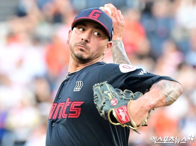 롯데 깜짝 비화! 'ERA 8.23 최악투' 외국인, 그런데 '160km 파이어볼러' 만들었다고?…