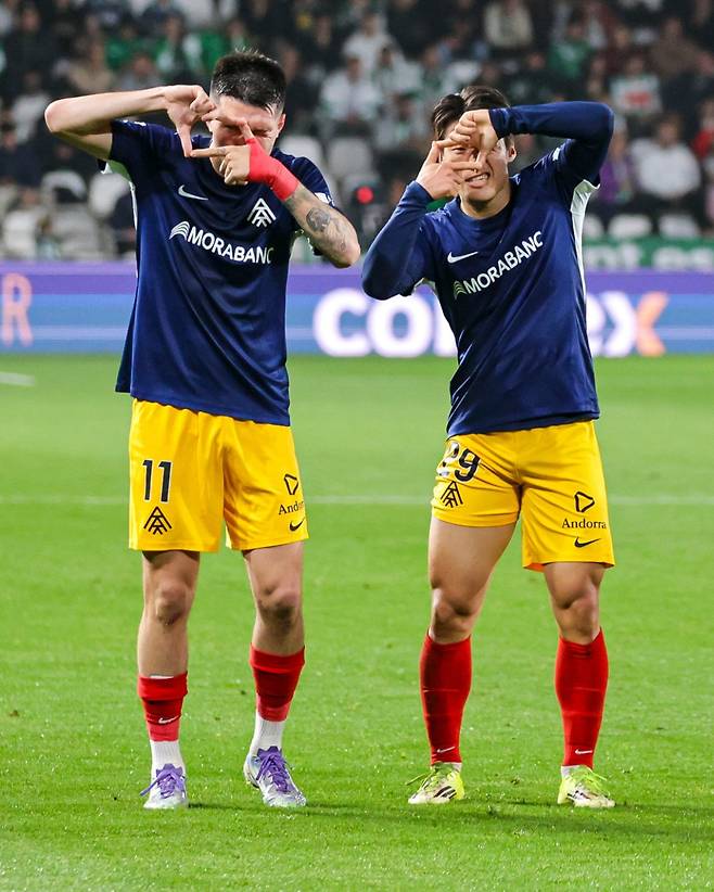 '손흥민 후계자' 극찬 증명, 김민수 환상골 폭발에 '찰칵 세리머니'까지