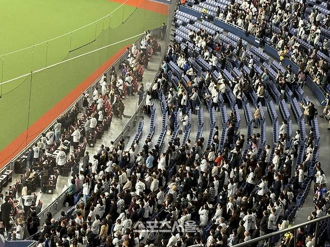 한국 애국가 울려 퍼지자…기립 예우 갖춘 日 오릭스 팬들→정치 갈등+과거사 떠나 ‘존중’ 보여준 장면 [SS오사카in]