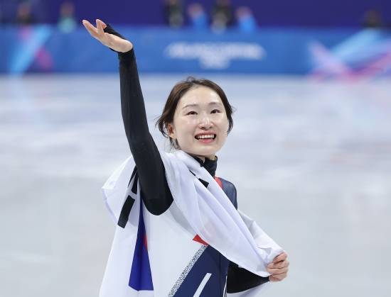 [단독] '올림픽 레전드' 최민정, 쇼트트랙 세계선수권 불참한다…최지현이 출전할 듯→황대헌·임종언·김길리는 참가