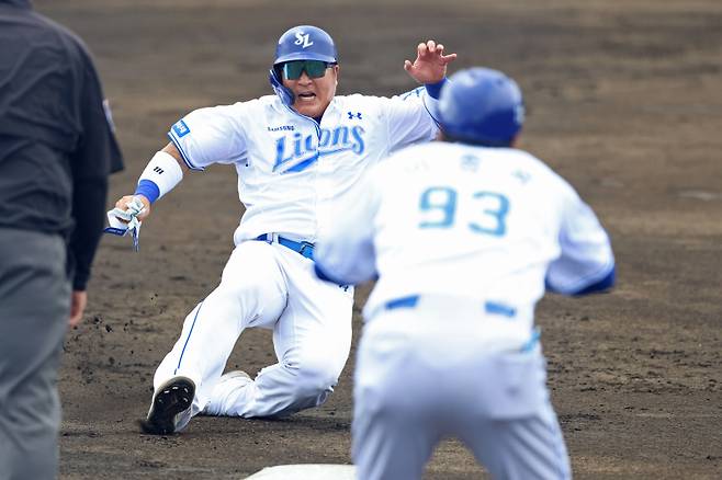 '안타 치고 3루 전력질주까지' 10년 만에 돌아온 최형우, 푸른 유니폼 입고 제대로 뛰었다