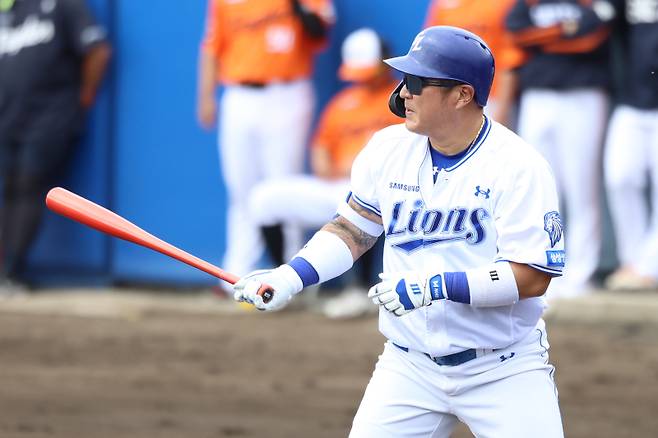 '안타 치고 3루 전력질주까지' 10년 만에 돌아온 최형우, 푸른 유니폼 입고 제대로 뛰었다