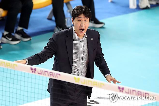 검찰, '코치 폭행 혐의' 프로배구 김종민 감독 약식기소