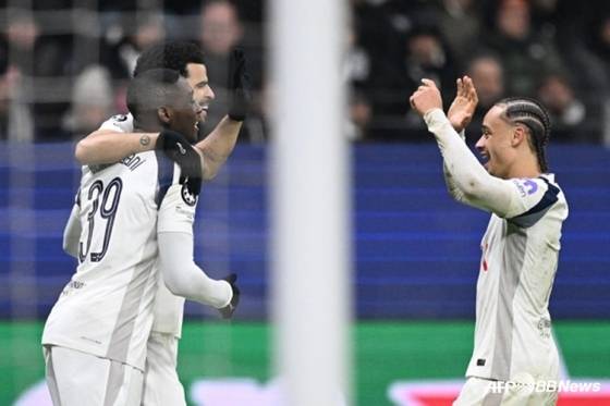 '손흥민 없는' 토트넘 처참한 몰락... 팬들 '나치 경례' 쇼크에 UEFA 벌금 폭탄+징계까지