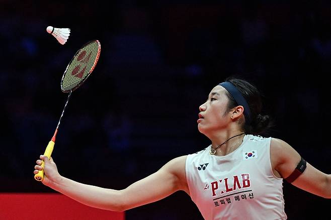 韓 배드민턴 단식 사상 최초 ‘전영오픈 2연패’ 향한 첫 걸음, 가볍게 뗀 ‘셔틀콕 여제’…27분 만에 16강 진출 확정