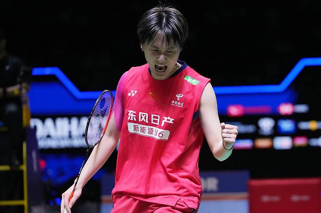 ‘안세영의 숙적’ 천위페이, 30분 만에 전영오픈 16강 진출