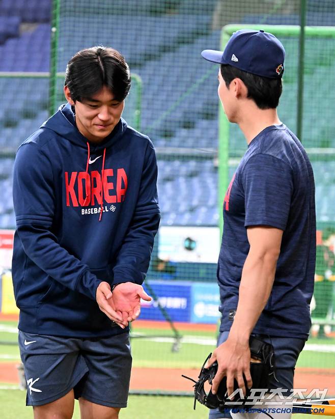'형 제발요~' 김혜성 앞에 두 손 모은 김도영…글러브 두고 무슨 일이[오사카 현장]