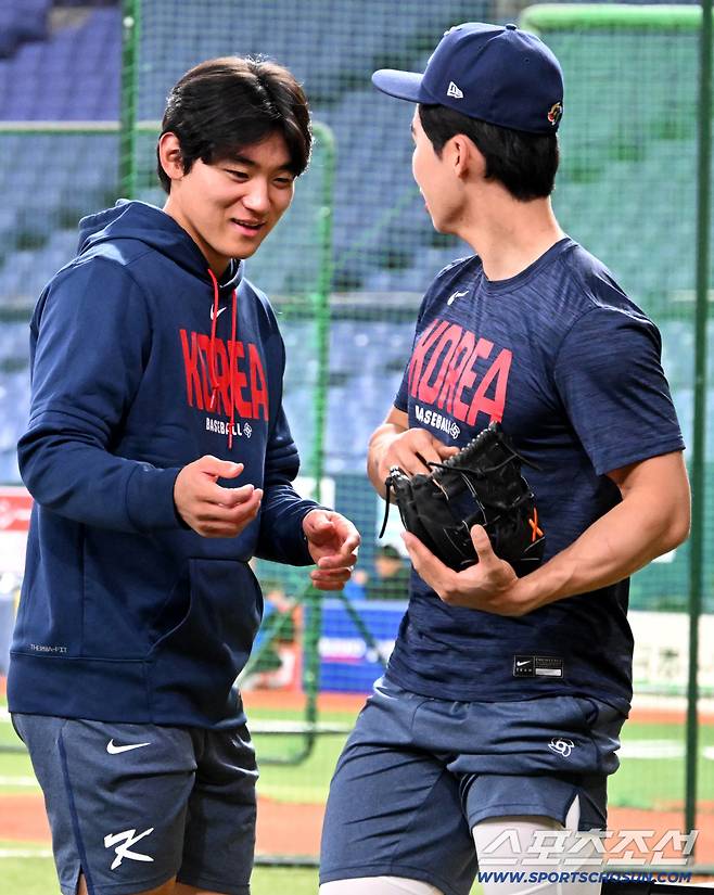 '형 제발요~' 김혜성 앞에 두 손 모은 김도영…글러브 두고 무슨 일이[오사카 현장]