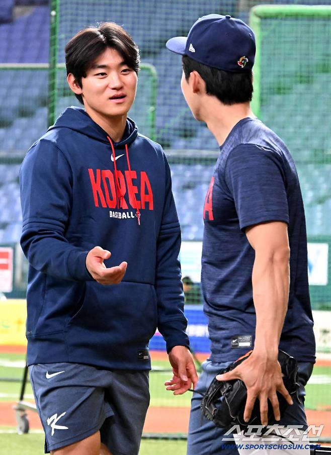 '형 제발요~' 김혜성 앞에 두 손 모은 김도영…글러브 두고 무슨 일이[오사카 현장]