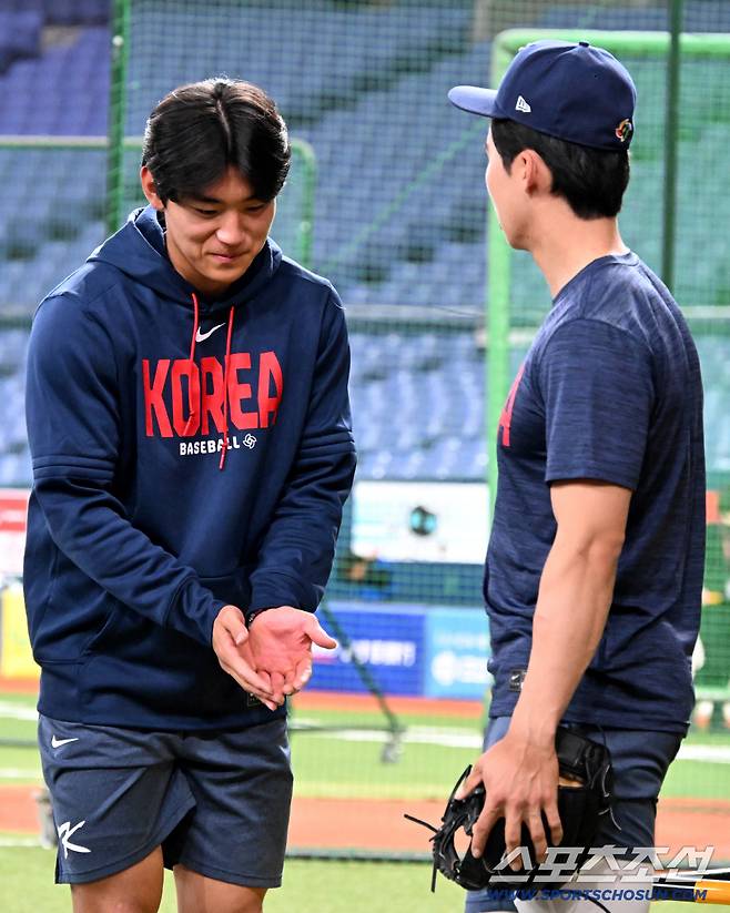 '형 제발요~' 김혜성 앞에 두 손 모은 김도영…글러브 두고 무슨 일이[오사카 현장]