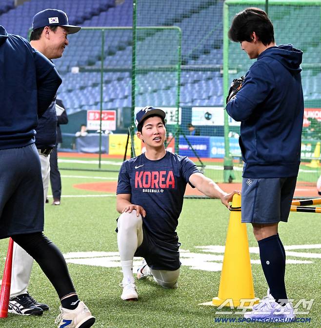 '형 제발요~' 김혜성 앞에 두 손 모은 김도영…글러브 두고 무슨 일이[오사카 현장]