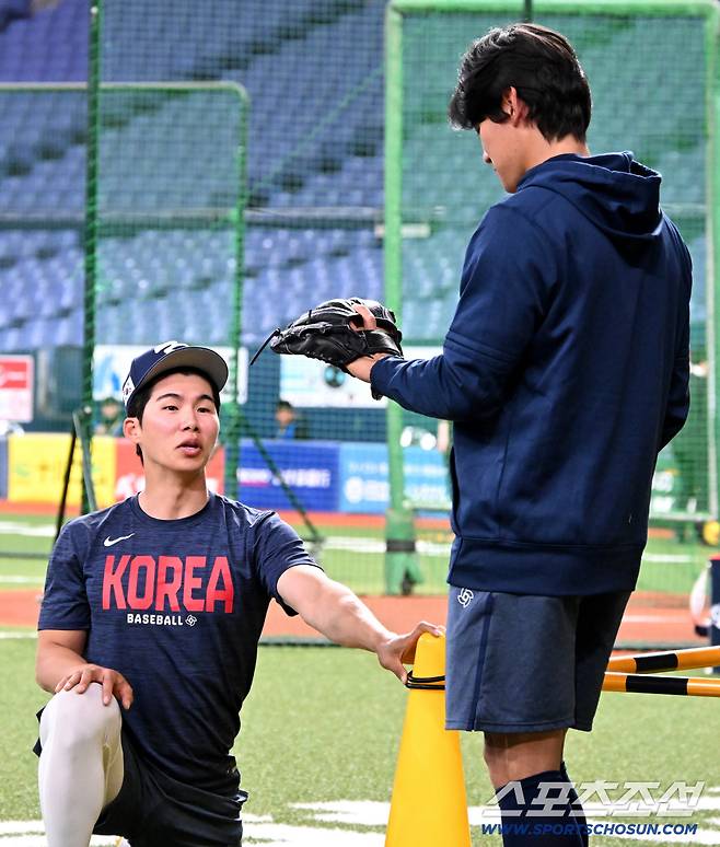 '형 제발요~' 김혜성 앞에 두 손 모은 김도영…글러브 두고 무슨 일이[오사카 현장]