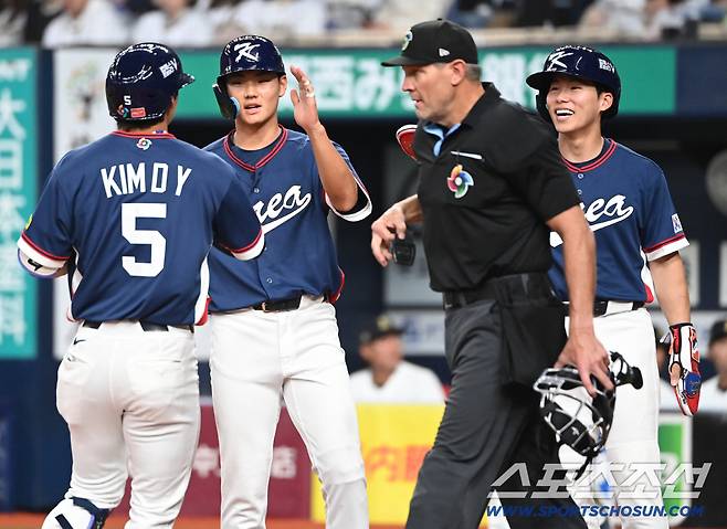 '형 제발요~' 김혜성 앞에 두 손 모은 김도영…글러브 두고 무슨 일이[오사카 현장]