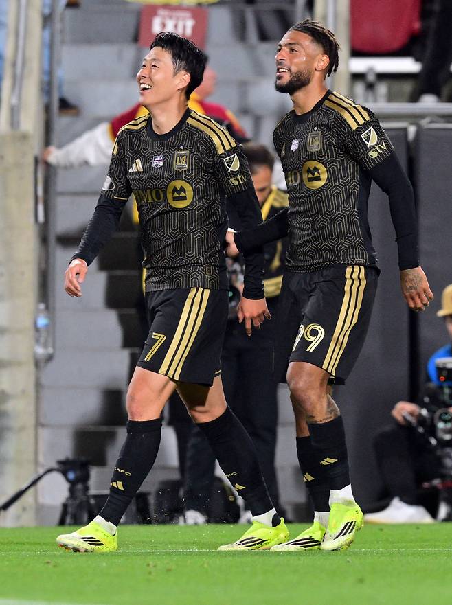 손흥민 '연봉 삭감+욕받이 주장' 탈출→美친 판단 대적중…토트넘 5000억 손실 '강등 시 재기 불능'