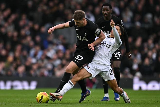 손흥민 '연봉 삭감+욕받이 주장' 탈출→美친 판단 대적중…토트넘 5000억 손실 '강등 시 재기 불능'