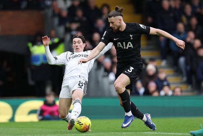 손흥민 '연봉 삭감+욕받이 주장' 탈출→美친 판단 대적중…토트넘 5000억 손실 '강등 시 재기 불능'