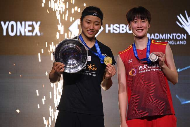 ‘중국 배드민턴 멘붕’ 남 단식 1위 시위치, 전영오픈 1회전 탈락···천위페이, 안세영 2연패 저지 도전