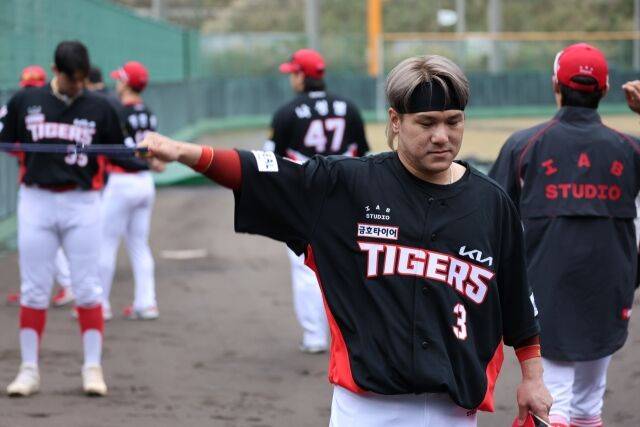 “옛날 느낌 나온다 (김)선빈이” KIA 코치의 감탄, 노쇠화? 젊은 내야수들의 멘토…물러날 때가 아니다