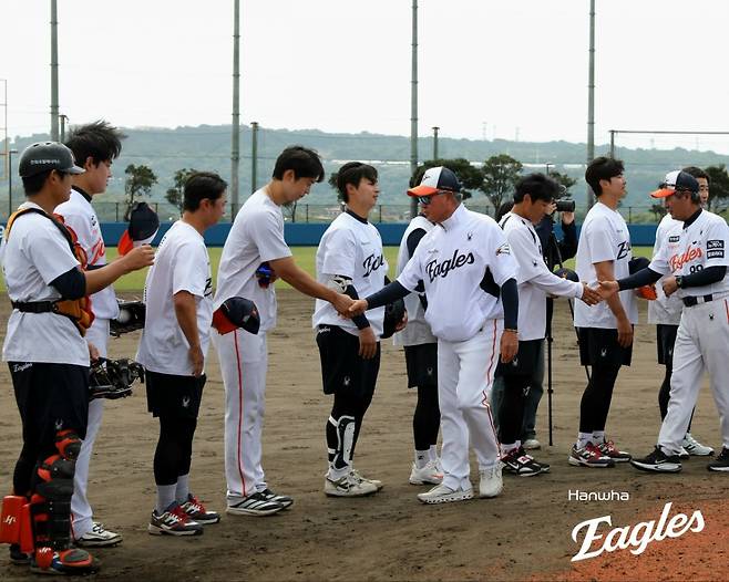 '대박' 한화 19세 신인 '11안타' 폭발!→팀 내 1위 위엄 보소, 진짜 대형사고 치나 '한화 스프링캠프 종료'