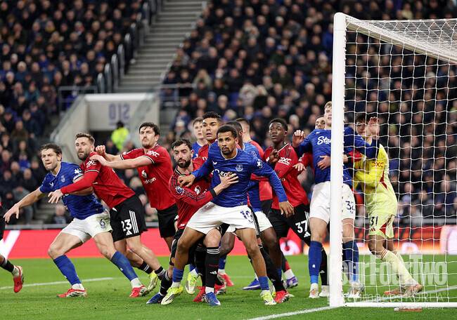 “요즘 코너킥 몸싸움 선 넘었다… 이런 방식 허용되면 계속 나온다” 캐릭, PL 세트피스 논란 작심 발언