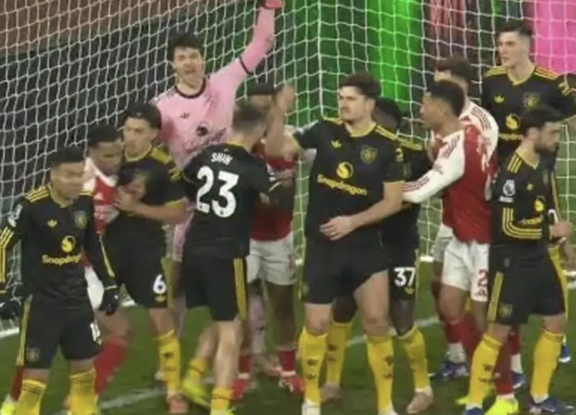 “요즘 코너킥 몸싸움 선 넘었다… 이런 방식 허용되면 계속 나온다” 캐릭, PL 세트피스 논란 작심 발언