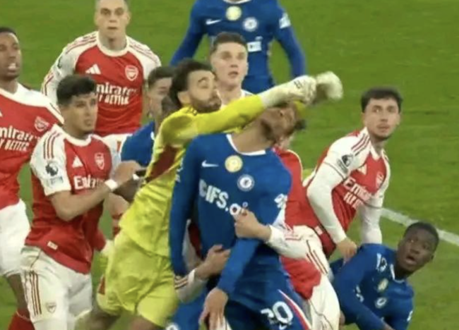 “요즘 코너킥 몸싸움 선 넘었다… 이런 방식 허용되면 계속 나온다” 캐릭, PL 세트피스 논란 작심 발언