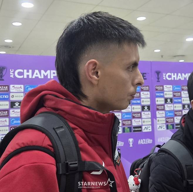 인터뷰 중 '감툭튀' 캡틴 김진수, PK 실축한 후이즈에