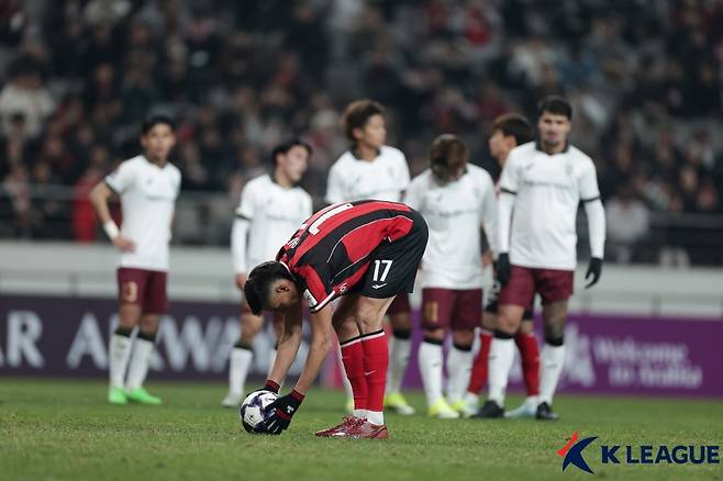 인터뷰 중 '감툭튀' 캡틴 김진수, PK 실축한 후이즈에