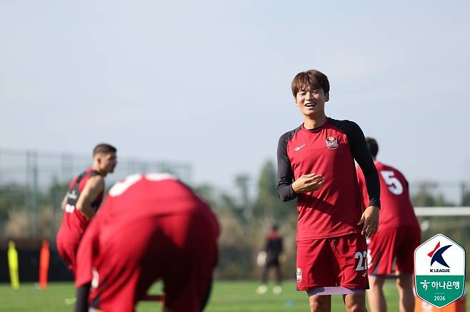 인터뷰 중 '감툭튀' 캡틴 김진수, PK 실축한 후이즈에