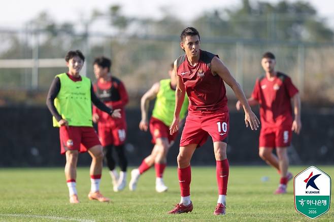 인터뷰 중 '감툭튀' 캡틴 김진수, PK 실축한 후이즈에