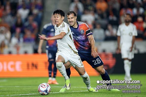 [오피셜] 손흥민 '살인 태클→아킬레스건 부상→퇴장 불복·시간 지연 논란' 일으킨 휴스턴 수비수, 결국 벌금 징계 확정