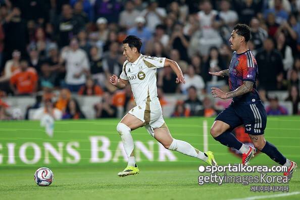 [오피셜] 손흥민 '살인 태클→아킬레스건 부상→퇴장 불복·시간 지연 논란' 일으킨 휴스턴 수비수, 결국 벌금 징계 확정