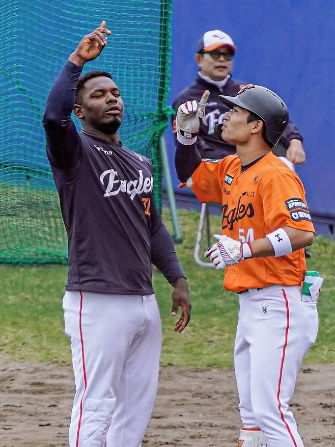 한화 진짜 트레이드 필요 없다…이정후급 19세 안타제조기 등장, 선배들 다 제치고 1등했다