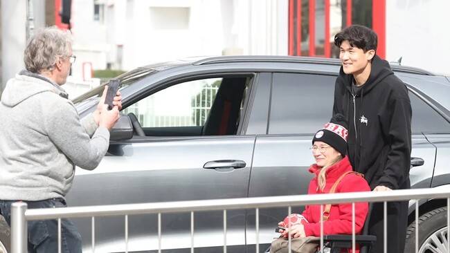 '뮌헨 선수들 2억원짜리 슈퍼카 타고 패싱' 김민재는 달랐다...휠체어 탄 팬 안아준 인성, 독일서 '박수 갈채'