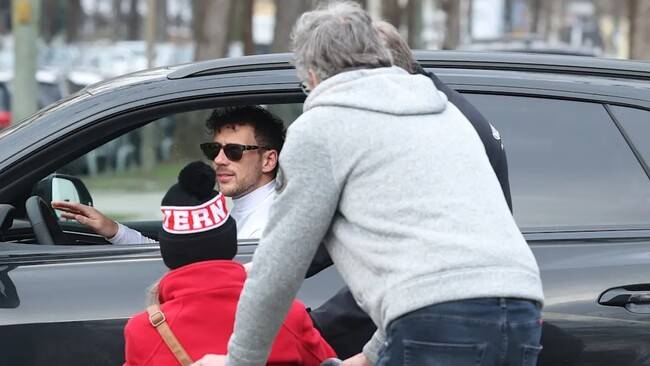 '뮌헨 선수들 2억원짜리 슈퍼카 타고 패싱' 김민재는 달랐다...휠체어 탄 팬 안아준 인성, 독일서 '박수 갈채'