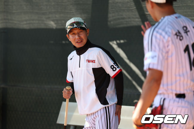 “LG 투수들만 실점 했더라” 대표팀 7명 LG 염갈량의 쓴웃음, “타자들은 잘하던대, 타자들만 데려가지” [오!쎈 오키나와]