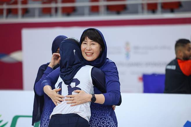 ‘급거 귀국’ 이란 배구 이도희 감독 인터뷰 “대사관 근처서도 폭발음이 들렸어요”