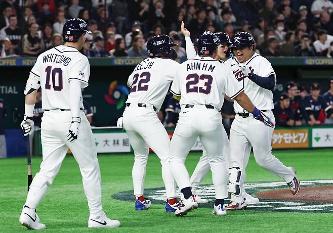 '한국 난리났다' 문보경 만루홈런 대폭발, WBC 체코전 1회부터 제대로 한방 터졌다
