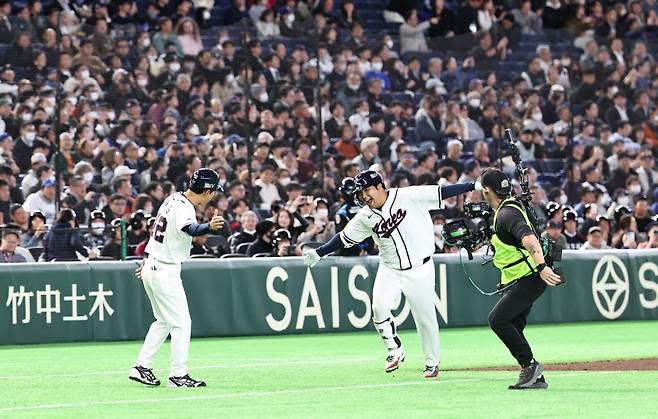 '한국 난리났다' 문보경 만루홈런 대폭발, WBC 체코전 1회부터 제대로 한방 터졌다