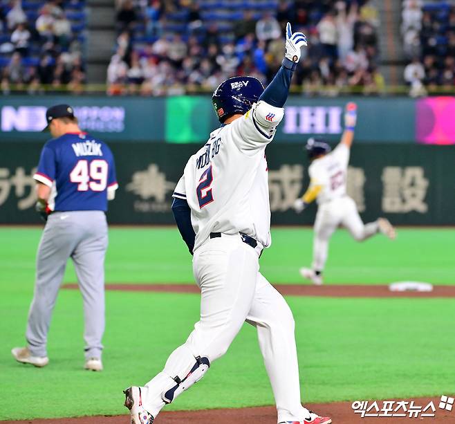 한국 진짜 무섭다, 1회부터 대폭발!...문보경 만루포 '쾅'→2회 4-0 리드 [WBC]