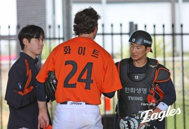 '한화 팬들도 환호' 37세에 이런 미친 회복력 봤나…'손가락 골절' 한화 54억 포수 실전 컴백 임박