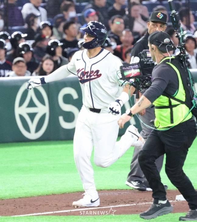 韓 야구, '무려' 17년 만에 WBC 첫 경기 잡았다! 문보경 만루포+위트컴 연타석 홈런+존스 쐐기포 화력 과시→11-4 완승 [도쿄 현장리뷰]
