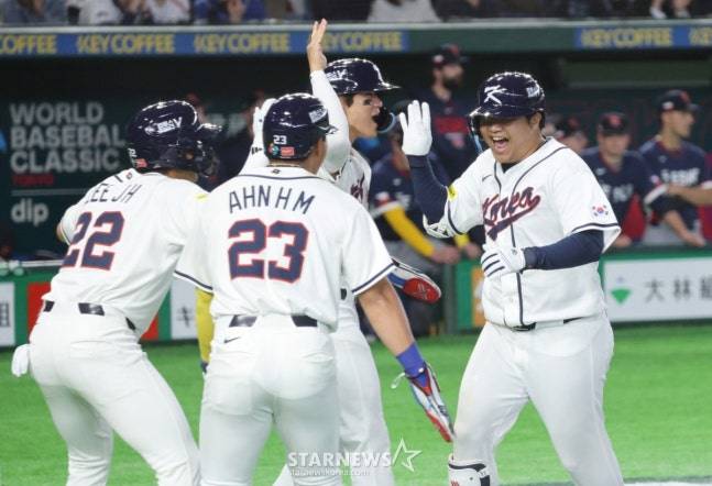 韓 야구, '무려' 17년 만에 WBC 첫 경기 잡았다! 문보경 만루포+위트컴 연타석 홈런+존스 쐐기포 화력 과시→11-4 완승 [도쿄 현장리뷰]