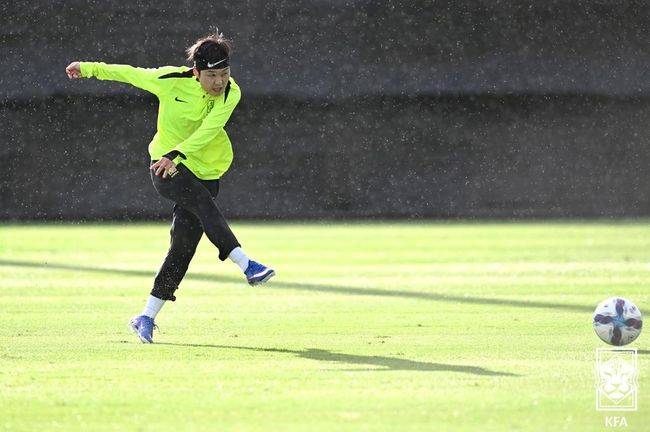 ‘비즈니스석 타고 가서 얼마나 잘하나 보자!’ 여자축구대표팀, 최강 호주와 조 1위 결정전