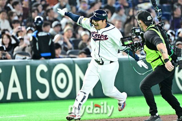 노시환이 307억원인데 ‘체코전 만루포’ 문보경도 300억원+α 못 받을 이유 없다…LG 머리 아프겠네