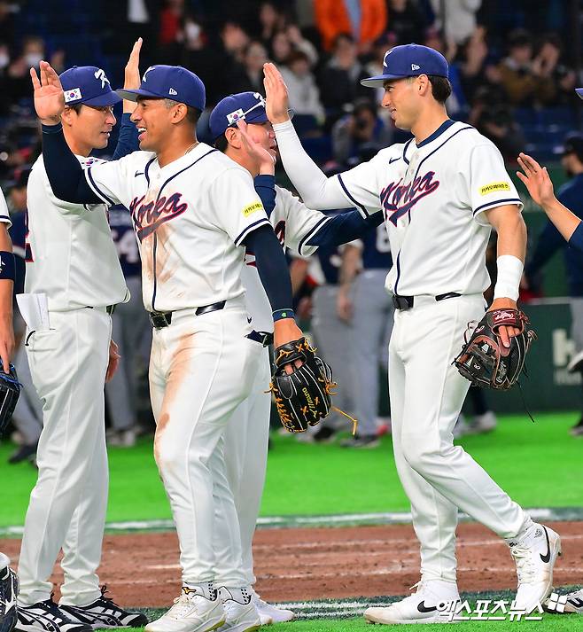 '이런 韓 효자가 있나' 위트컴, 한국인 어머니 눈앞 연타석 홈런 '쾅쾅'→