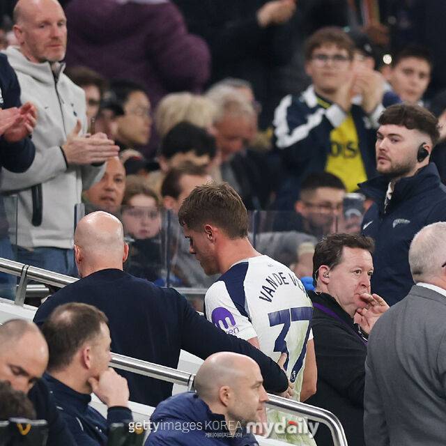 '10분 동안 3실점에 분노, 팬들은 하프타임에 경기장 떠났다'…강등권 토트넘은 자멸