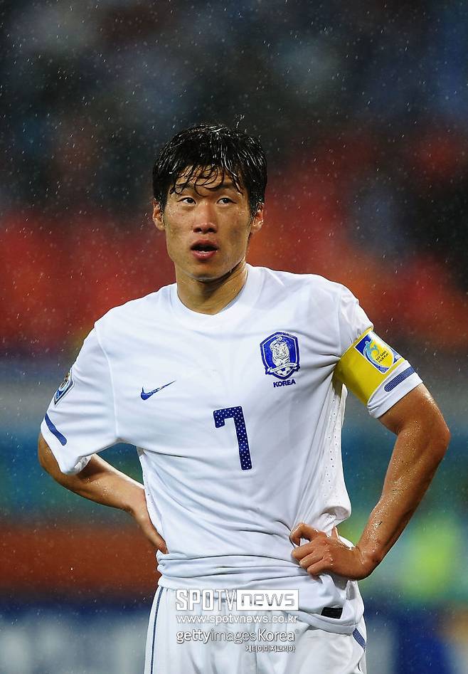 박지성 “2층 계단 못 올라가…열흘간 앉아만 있어야” 무릎 통증 딛고 ‘또’ 감동의 스프린트 할까, 맨유 전설들과 OGFC 결성→수원 레전드와 맞대결 